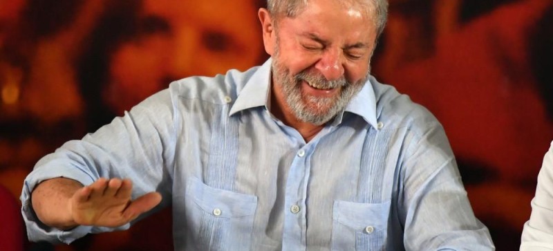 Juiz manda apreender passaporte e proíbe Lula de deixar o Brasil