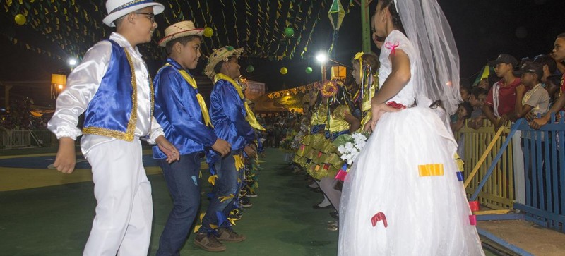 Quadrilhas e danças folclóricas encantam o público na primeira noite do Arraiá do Povão