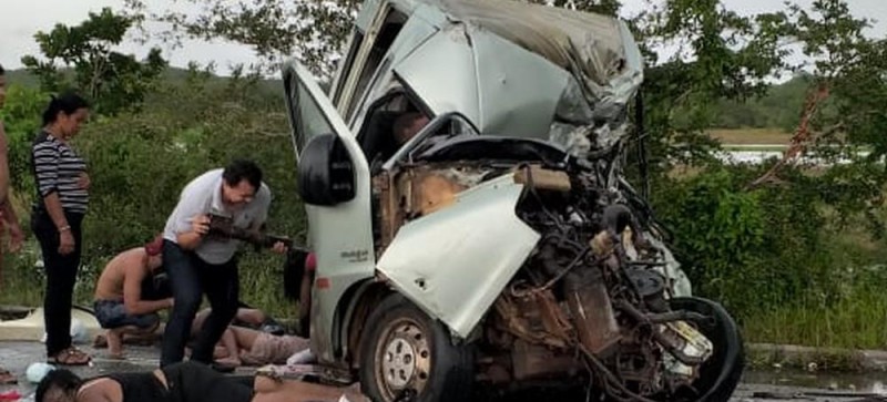 Acidente entre van e caminhão deixa vários mortos na BR-402 no Maranhão
