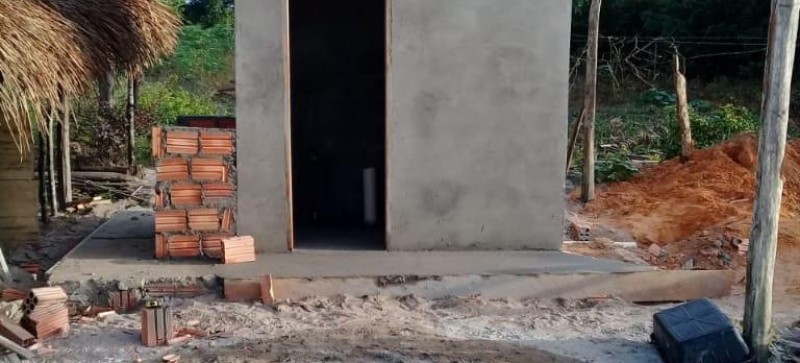Contrariando a oposição, prefeita de Amapá consegue iniciar a construção de 40 kits sanitários