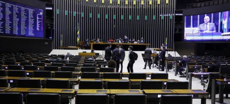Deputados aprovam em 1º turno texto-base da PEC que adia as eleições municipais