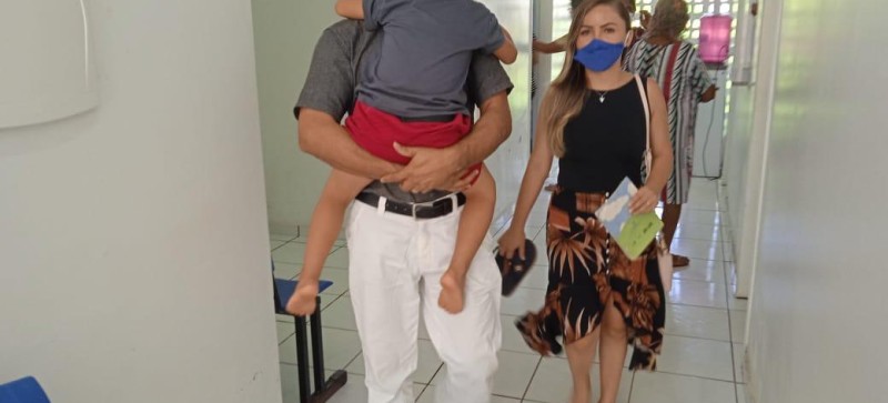 No Dia Nacional de Mobilização pela Promoção da Saúde, Dr. Caçula Coelho leva filho para atualizar cartão de vacina