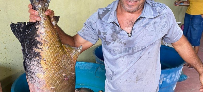 Antonio Filho distribui peixes e cestas básicas ao povo de Junco do Maranhão