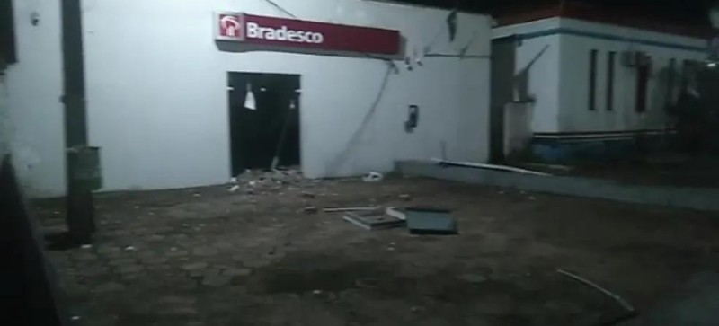 Bandidos explodem agência bancária em São Vicente de Férrer