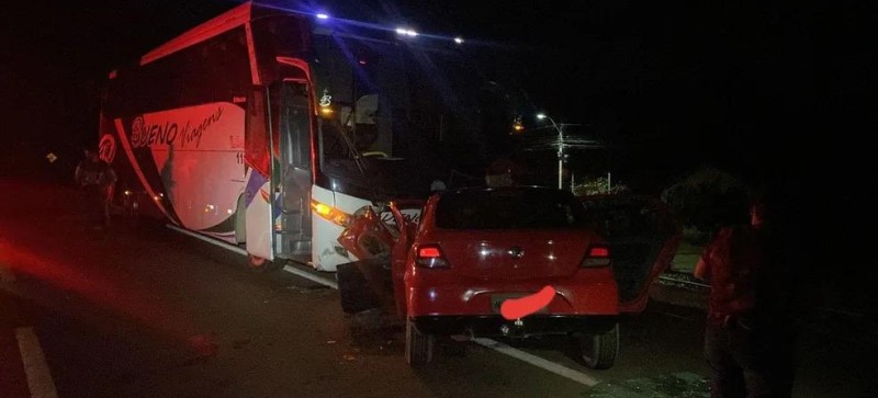Acidente deixa três mortos em colisão frontal entre ônibus e carro na BR-230