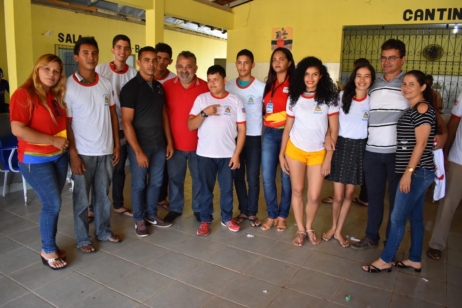 Governo entrega uniformes para alunos do ensino médio em Junco do Maranhão