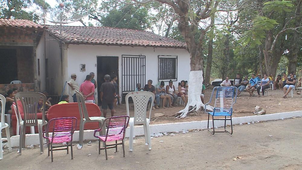 Clima de comoção marca velório de vítimas de capotamento de micro-ônibus no Maranhão