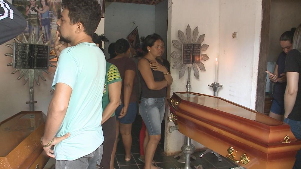 Clima de comoção marca velório de vítimas de capotamento de micro-ônibus no Maranhão