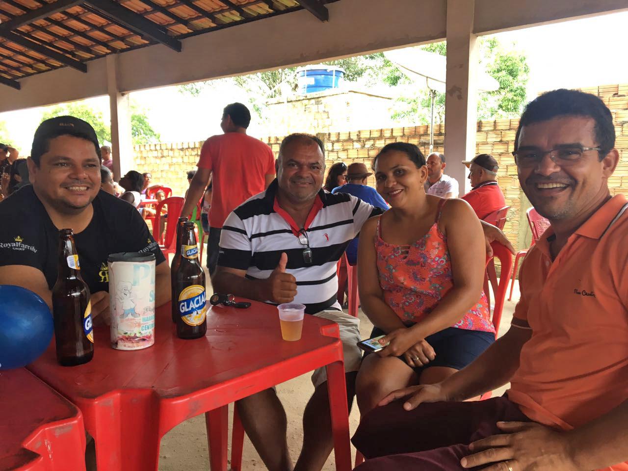 Ney Passinho completou mais um ano de vida e comemorou ao lado de amigos em Centro Novo