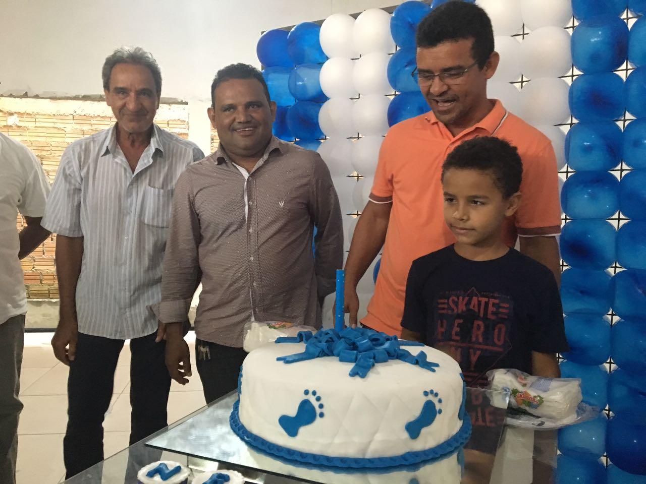 Ney Passinho completou mais um ano de vida e comemorou ao lado de amigos em Centro Novo