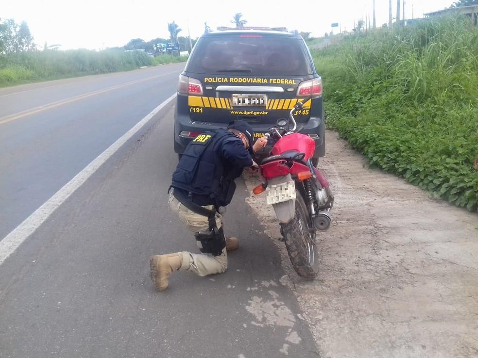Polícia Rodoviária recupera moto roubada na BR-316 no Maranhão