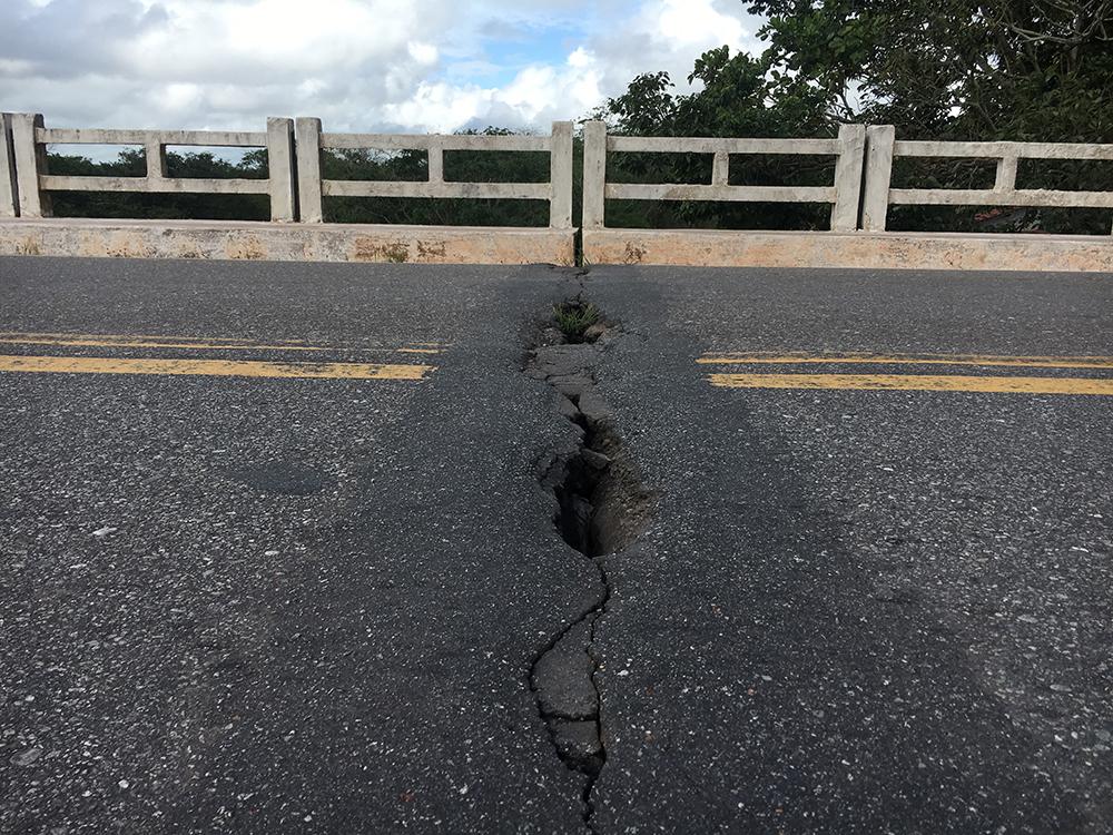Rachadura no asfalto sobre a ponte do Rio Maracaçumé chama atenção de motoristas