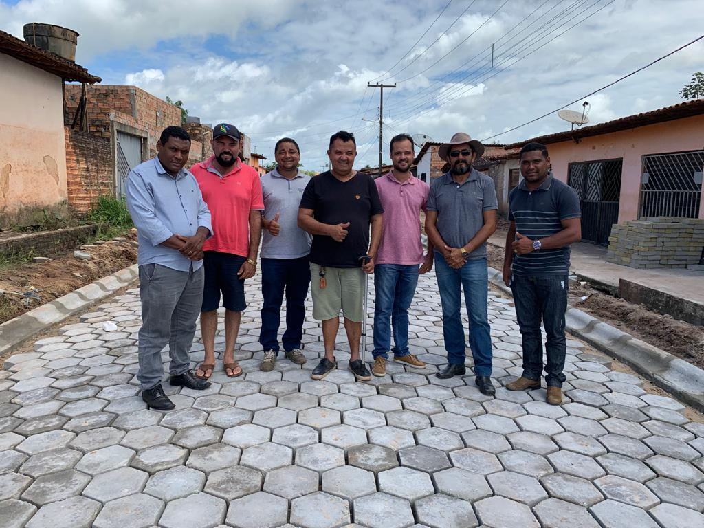 Prefeito, secretários e vereadores visitam obras de pavimentação de ruas em Governador Nunes Freire