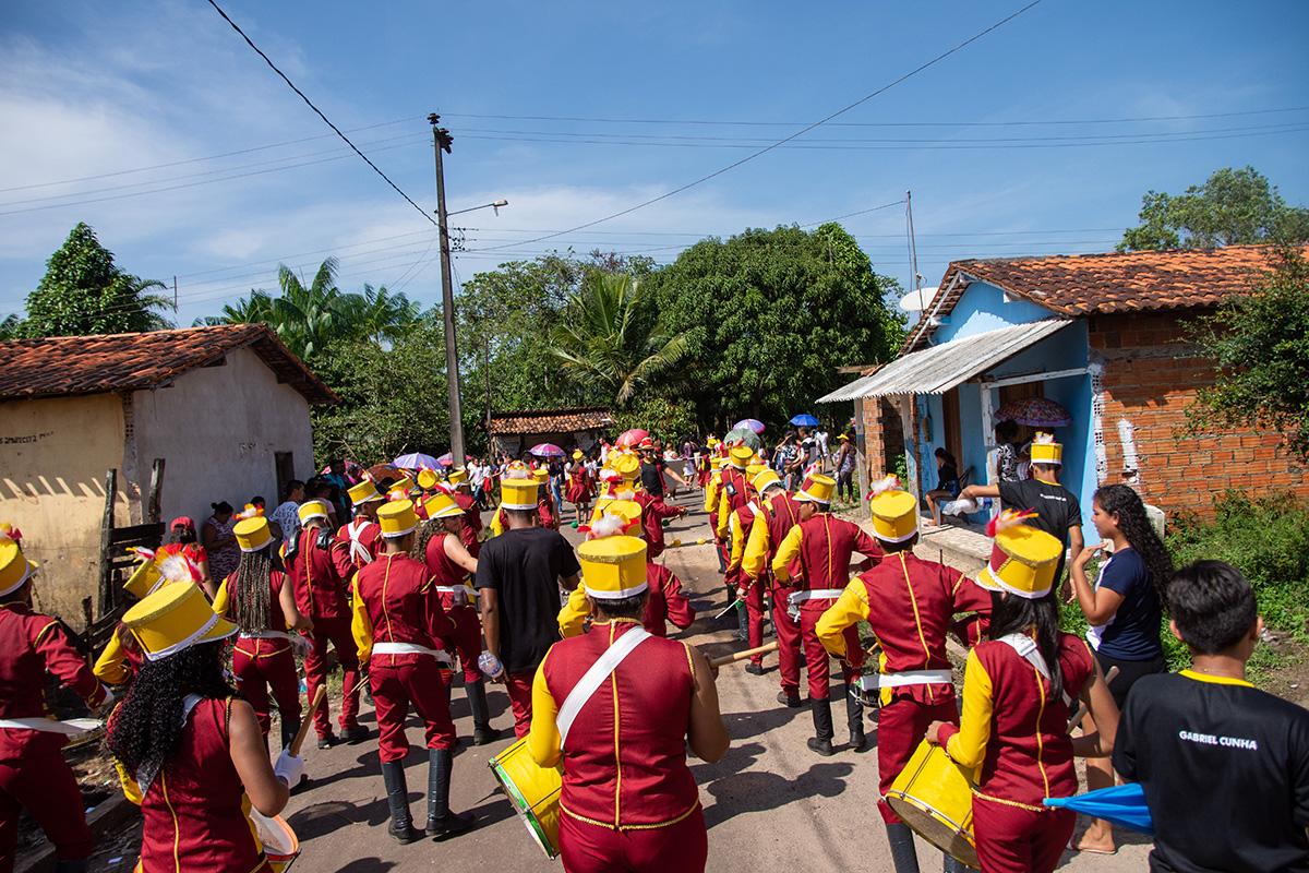 Pela primeira vez moradores da Vila Menandes prestigiaram um desfile cívico na comunidade