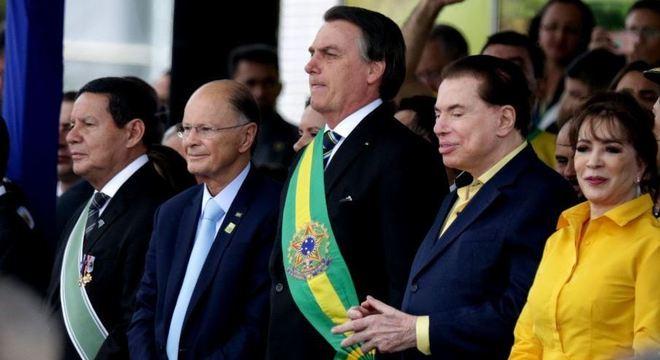 Bolsonaro participa de desfile ao lado de Bispo Edir Macedo e Silvio Santos