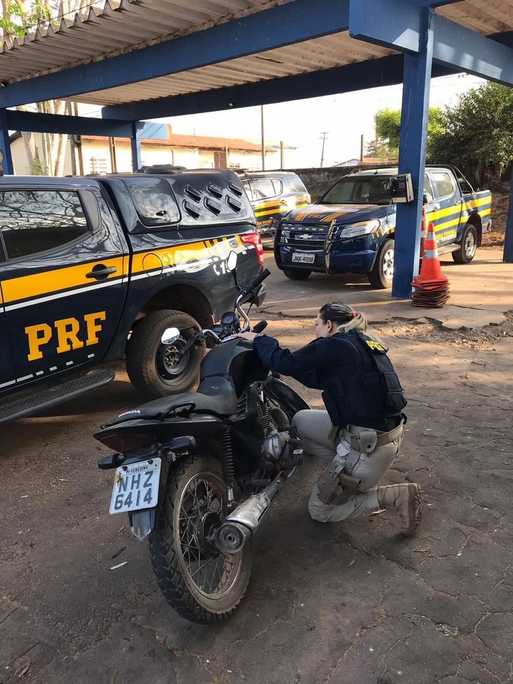 PRF recupera motocicleta roubada na BR-316 no Maranhão