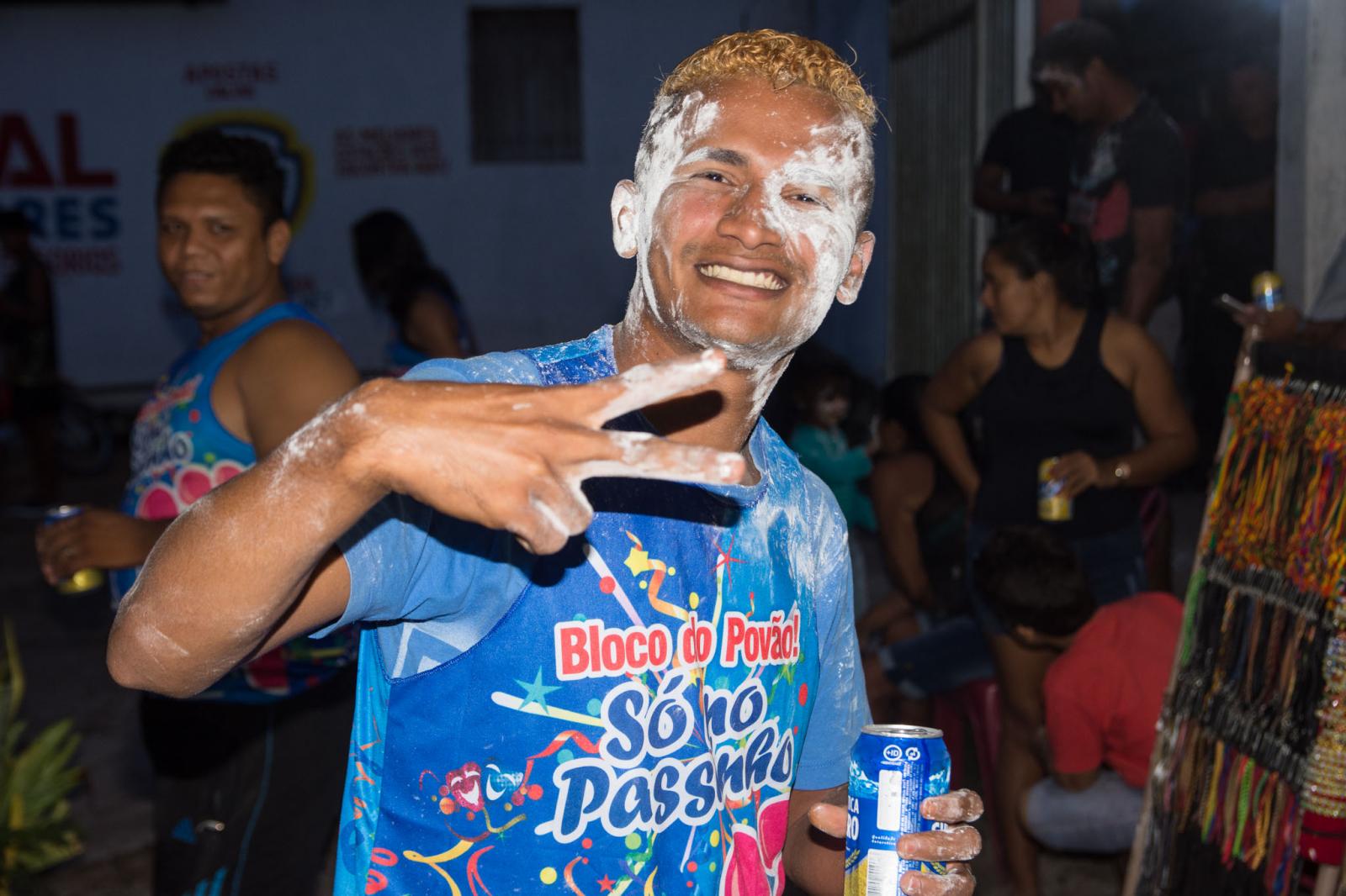 Bloco Só no Passinho manteve tradição e ‘arrastou’ o povão no primeiro dia de carnaval