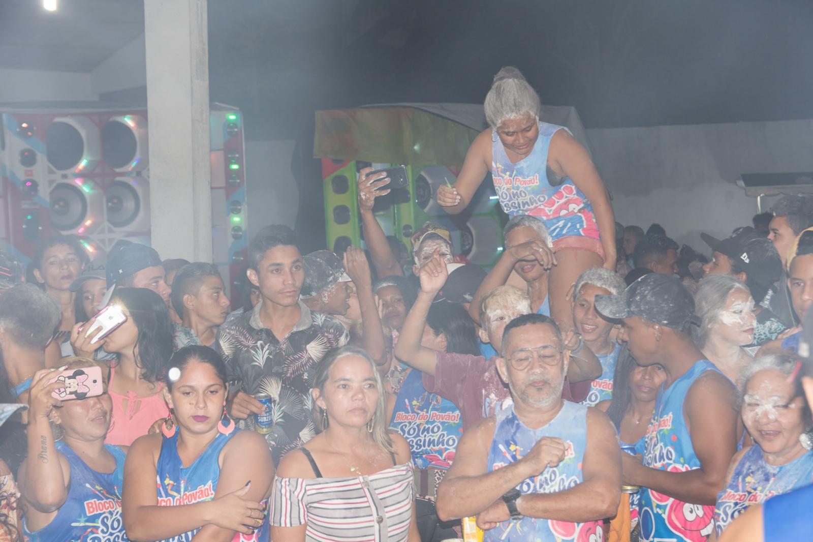 Bloco Só no Passinho manteve tradição e ‘arrastou’ o povão no primeiro dia de carnaval