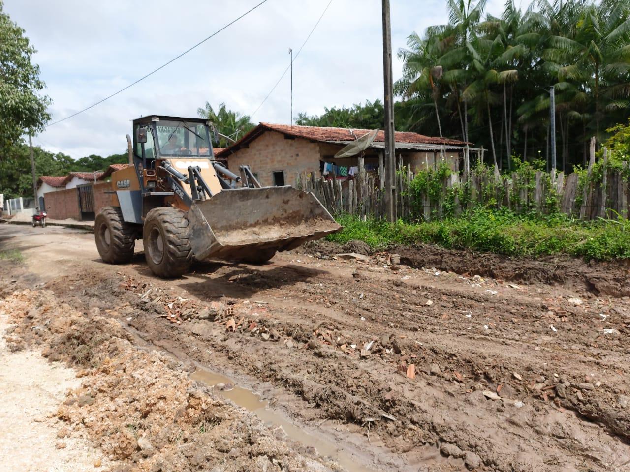 Chuvas não impedem prefeitura de realizar manutenção das ruas de Amapá