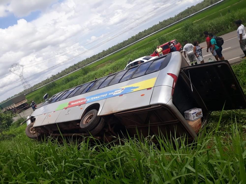 Micro-ônibus tomba na BR-135 no Maranhão