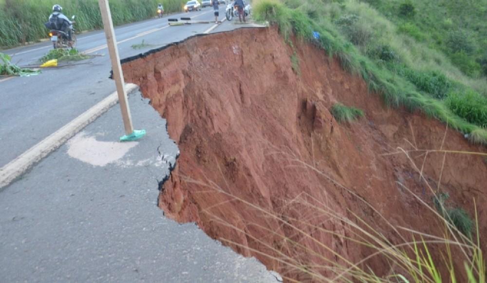 Erosão abre crateras em três rodovias que cortam o Maranhão