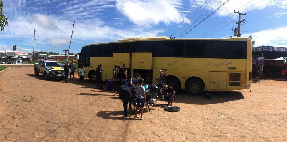 Ônibus fura barreira de prevenção contra a Covid-19 em Estreito, no MA