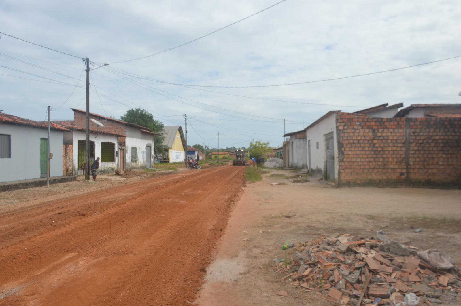 Ruas de Maracaçumé começam a receber nova etapa de serviços de raspagem e terraplanagem
