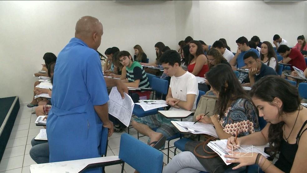 Governo do Maranhão autoriza retorno de aulas presencias em cursos pré-vestibulares, de idiomas e do último período de medicina
