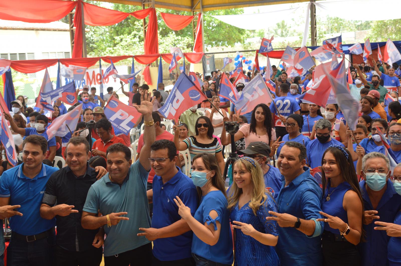 Ney Passinho e Dr. Lindomar, no meio da semana, levam multidão para convenção e confirmam sua força política