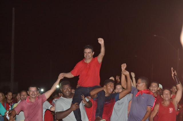 Antonio Filho vence a eleição e é carregado nos braços do povo em comemoração histórica pelas ruas do município
