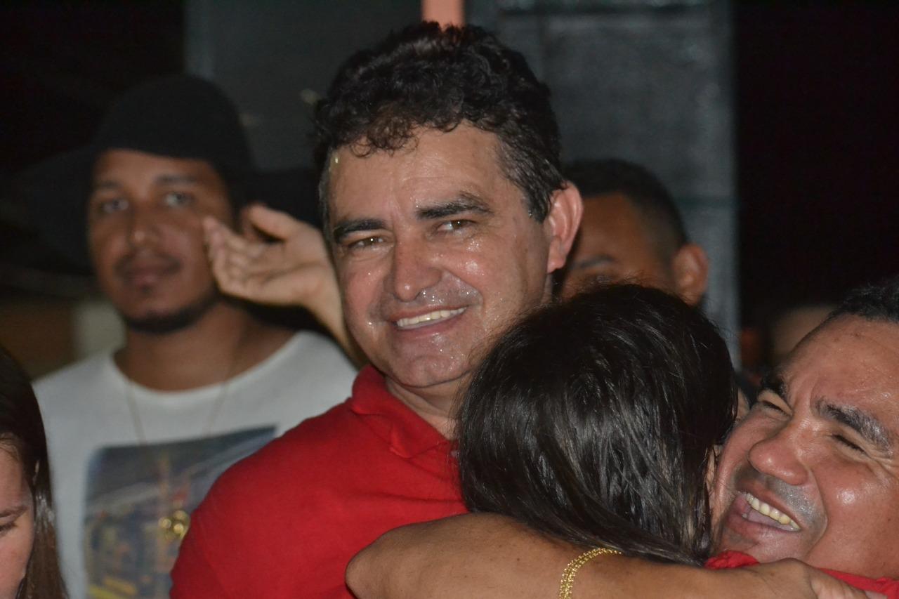 Antonio Filho vence a eleição e é carregado nos braços do povo em comemoração histórica pelas ruas do município