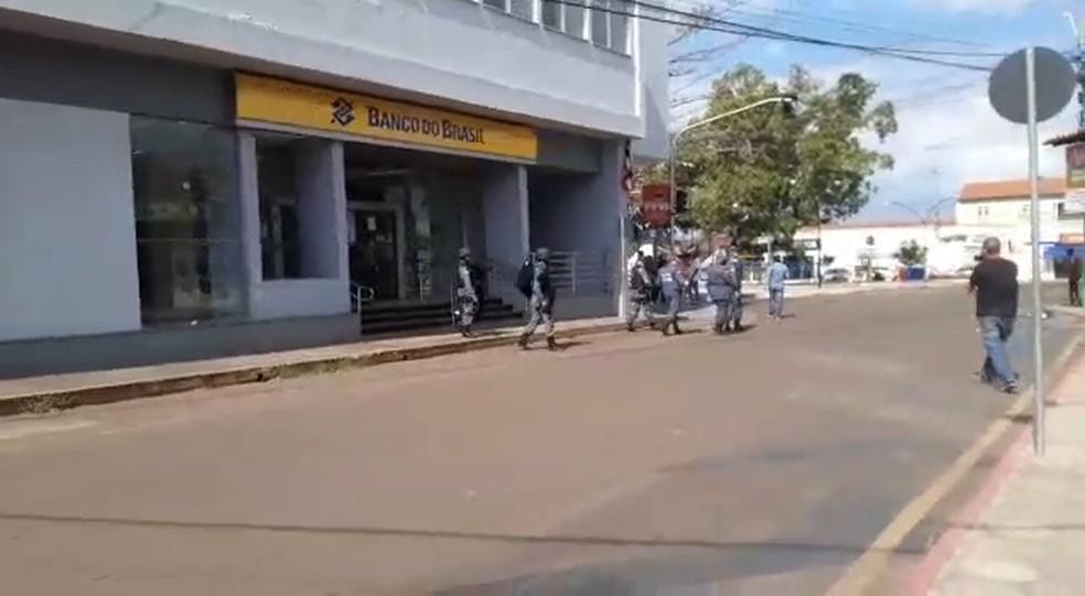 Bandidos deixam gerente com explosivos ao corpo durante assalto a banco em Codó, no Maranhão