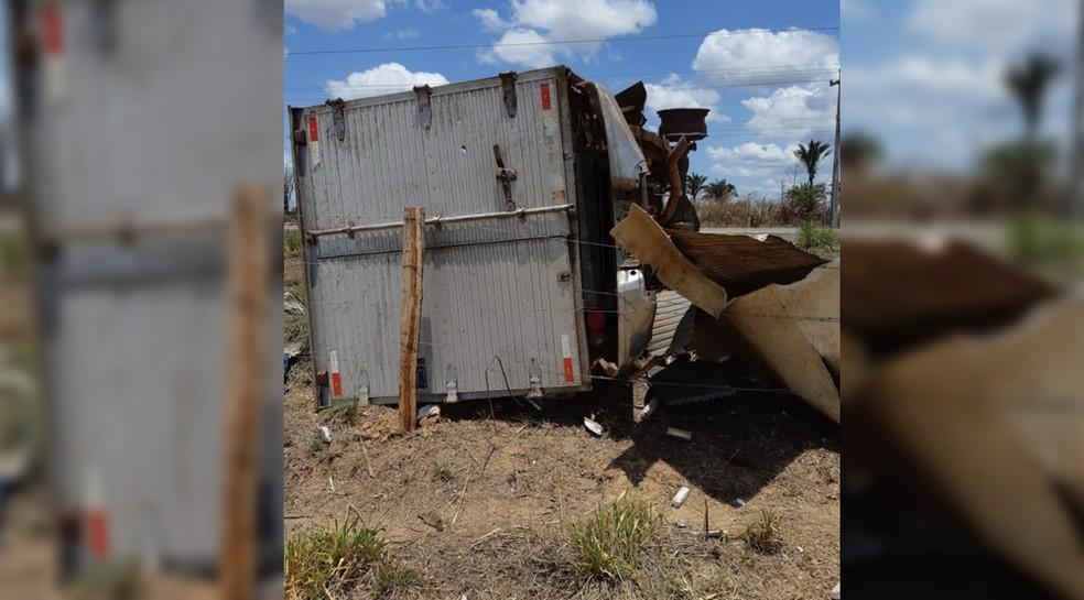 Motorista morre após caminhão carregado de peixes capotar na BR-316 no MA