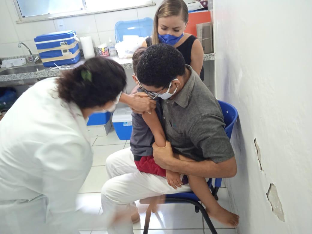 No Dia Nacional de Mobilização pela Promoção da Saúde, Dr. Caçula Coelho leva filho para atualizar cartão de vacina