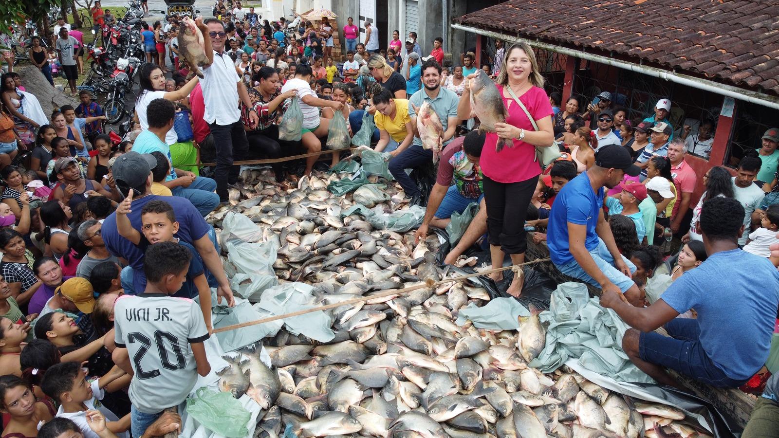 Toneladas de peixes distribuídas pela Prefeitura de Centro Novo; Alimento na Mesa de quem precisa