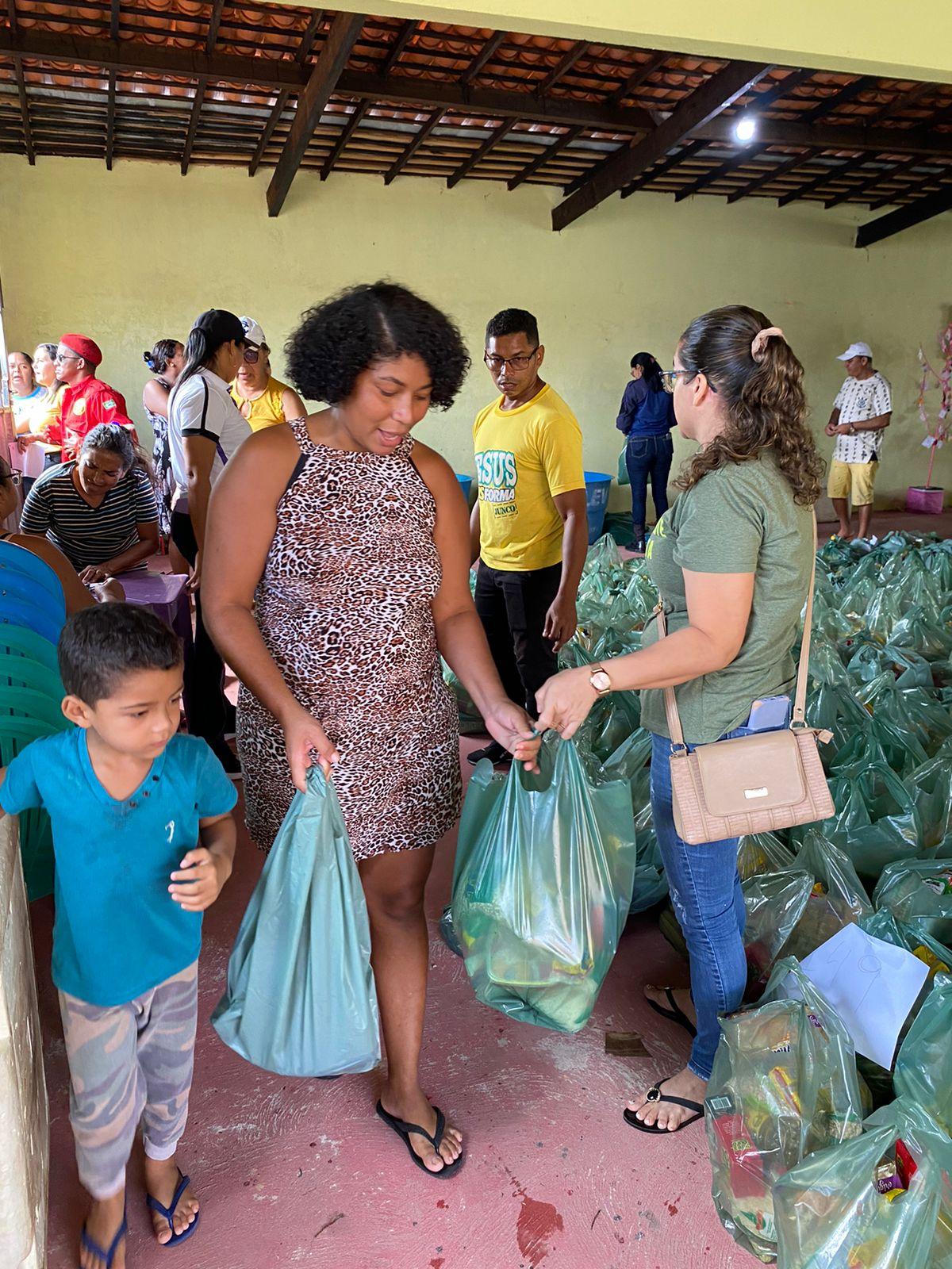 Antonio Filho distribui peixes e castas básicas ao povo de Junco do Maranhão