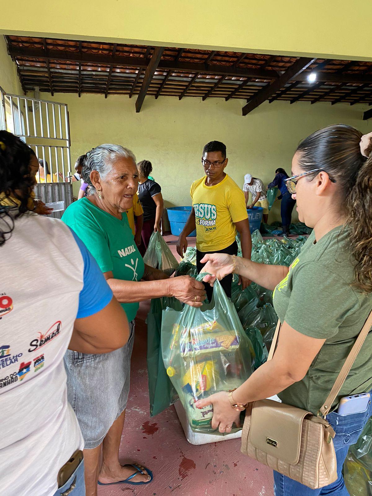 Antonio Filho distribui peixes e castas básicas ao povo de Junco do Maranhão