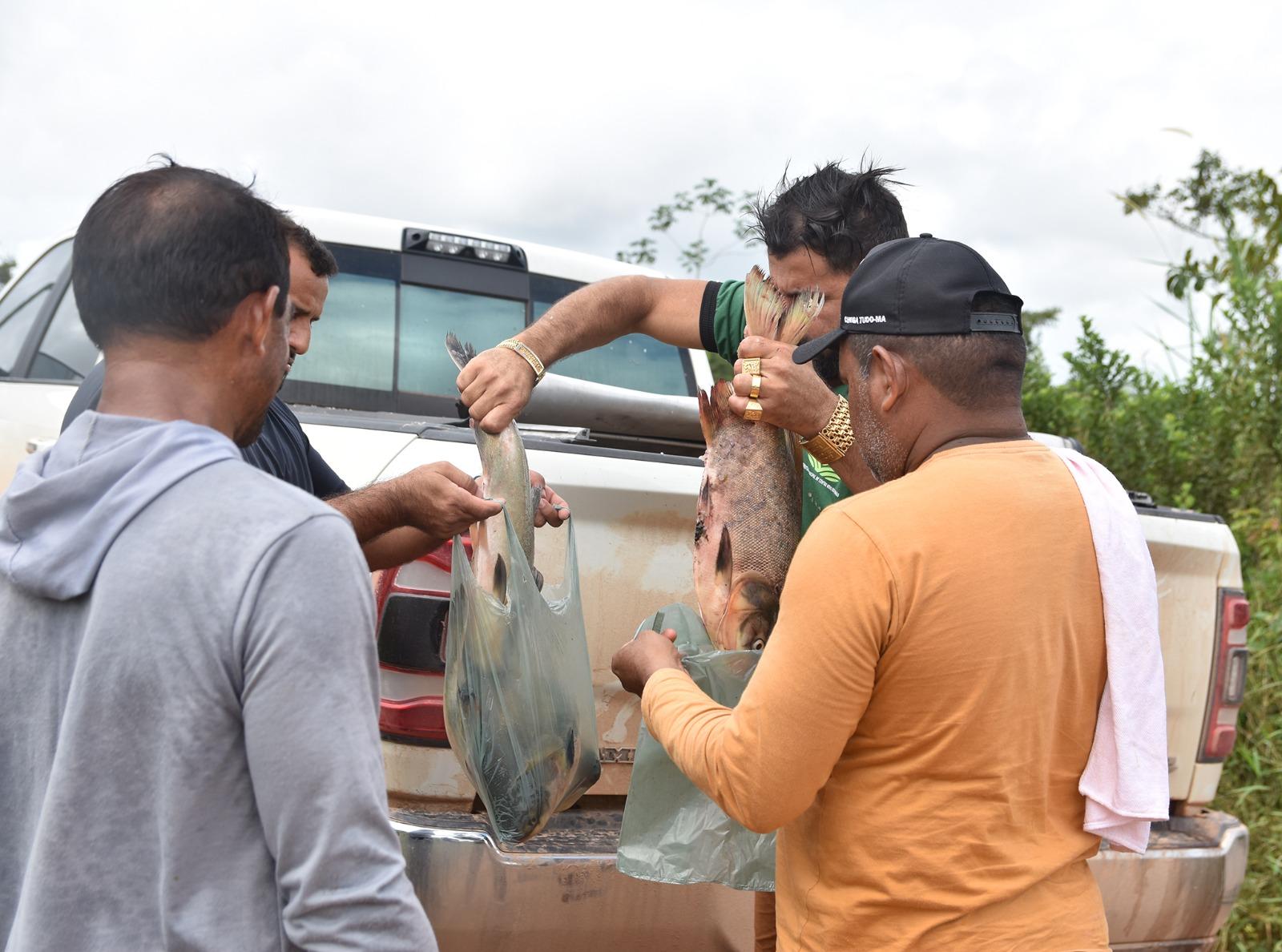 Junior Garimpeiro pesca e distribui peixes em Centro Novo