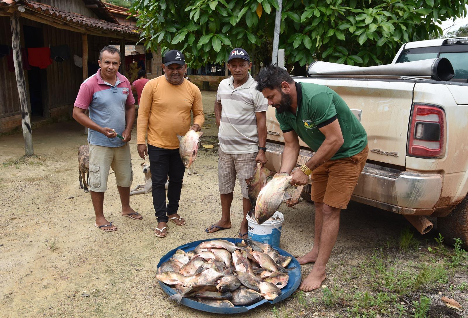 Junior Garimpeiro pesca e distribui peixes em Centro Novo