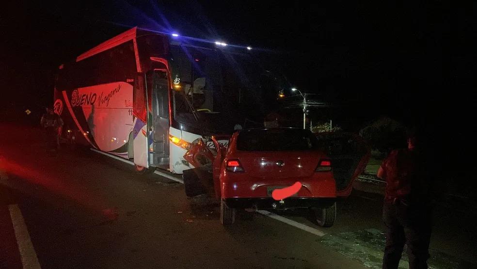 Acidente deixa três mortos em colisão frontal entre ônibus e carro na BR-230